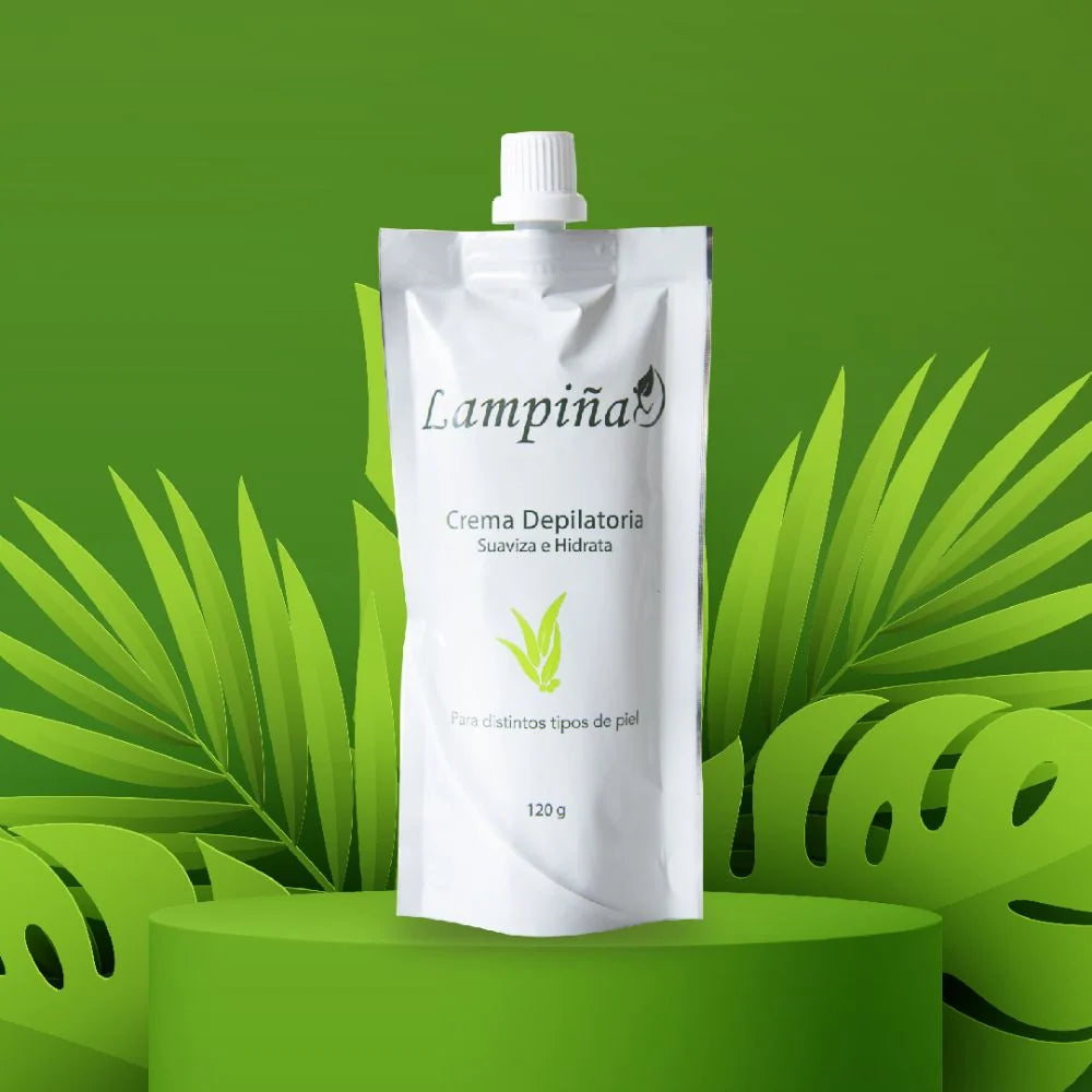 Crema depilatoria Lampiña de 120 g sobre un pedestal verde rodeado de hojas tropicales