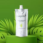 Crema depilatoria Lampiña de 120 g sobre un pedestal verde rodeado de hojas tropicales