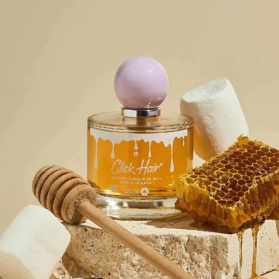 Perfume capilar Click Hair de miel y masmelo 100 ml, frasco dorado rodeado de miel, panal y masmelos