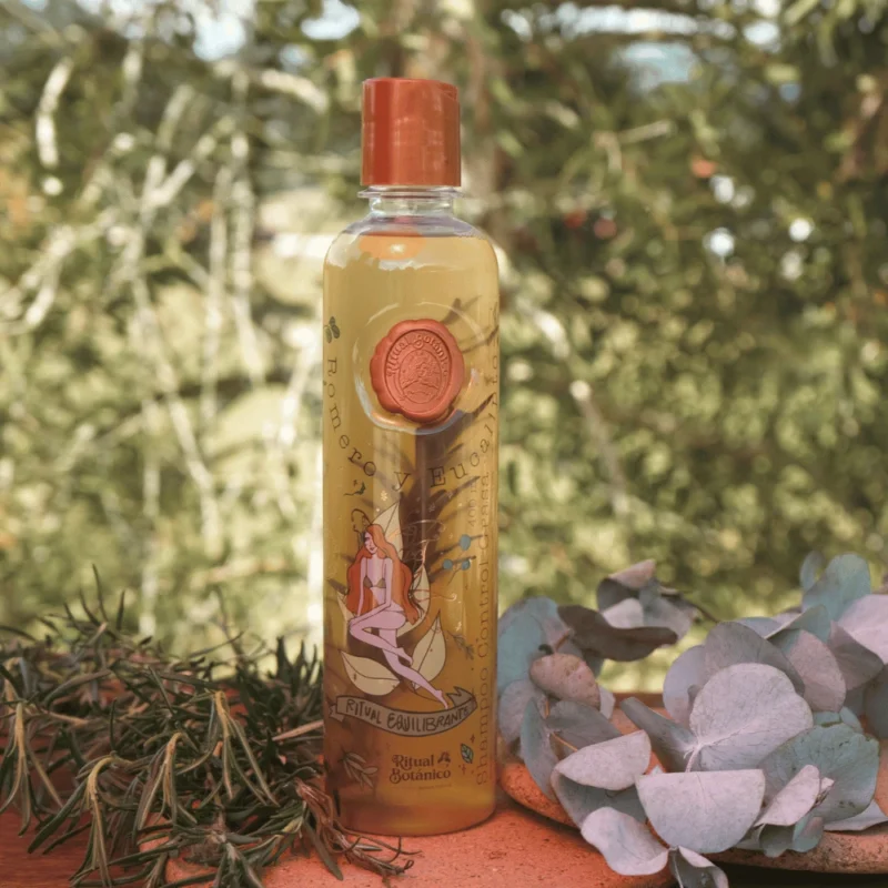 Descubre el Shampoo Romero y Eucalipto de Ritual Botánico. Controla la grasa, fortalece y estimula el crecimiento del cabello con una fórmula vegana.
