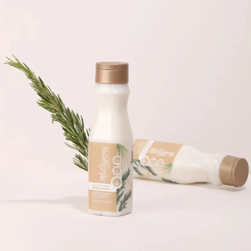 El Acondicionador Milagro Herbal de 450 ml es un producto para el cuidado capilar diseñado para facilitar el manejo del cabello al desenredarlo. Su fórmula con ingredientes naturales como romero y arroz ayuda a desenredar con facilidad, reducir la caída y fortalecer el cabello desde la raíz. También aporta suavidad, brillo, hidratación y control del frizz. Es ideal para personas con cabello dañado, seco, poroso o tratado con procesos químicos. Apto para todo tipo de texturas de cabello (liso, ondulado o rizado) y diferentes condiciones del cuero cabelludo (graso, mixto o seco).