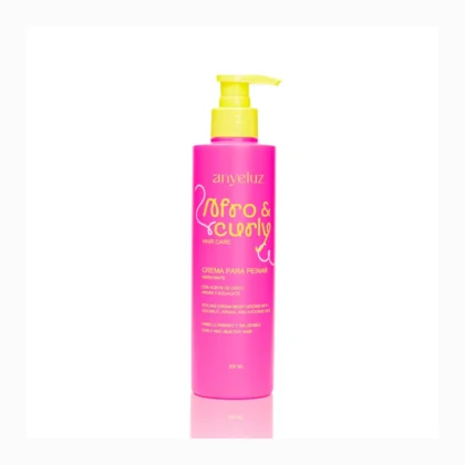 CREMA PARA PEINAR HIDRATANTE AFRO & CURLY 300ML Su fórmula libre de siliconas, sulfatos, parabenos y alcoholes secantes ha sido especialmente diseñada para ofrecer la combinación perfecta de ingredientes naturales, como aceite de coco, aceite de argán, aceite de aguacate, colágeno y ácido hialurónico, que brindan hidratación profunda y nutrición intensiva a tus rizos.